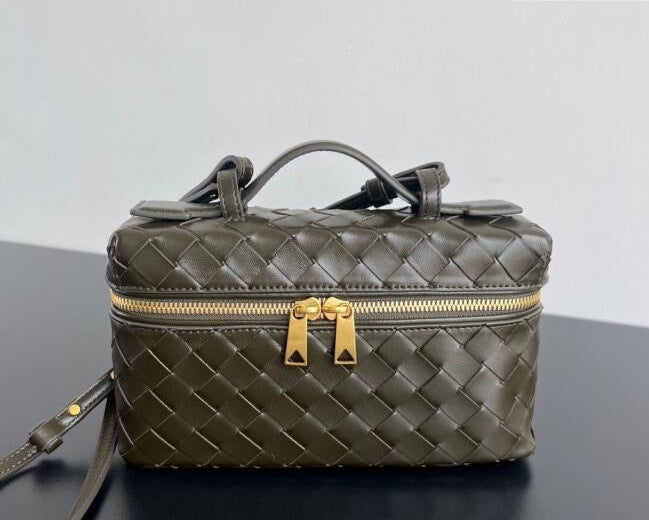 Bottega Veneta Bang Bang Vanity Case in Intrecciato Leathers 💚