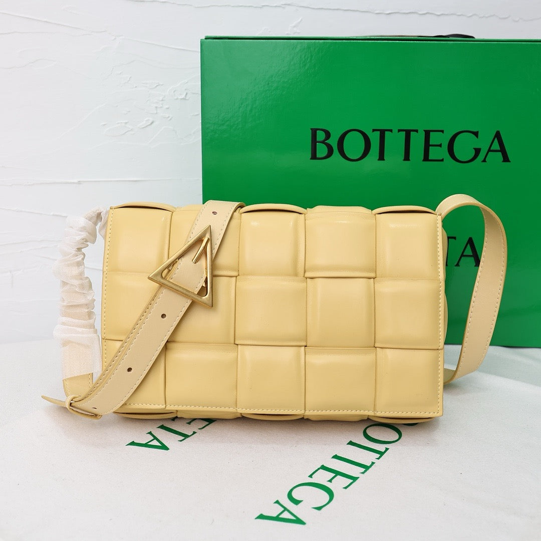 Bottega Veneta Classic size Padded Cassette leather bag 💚